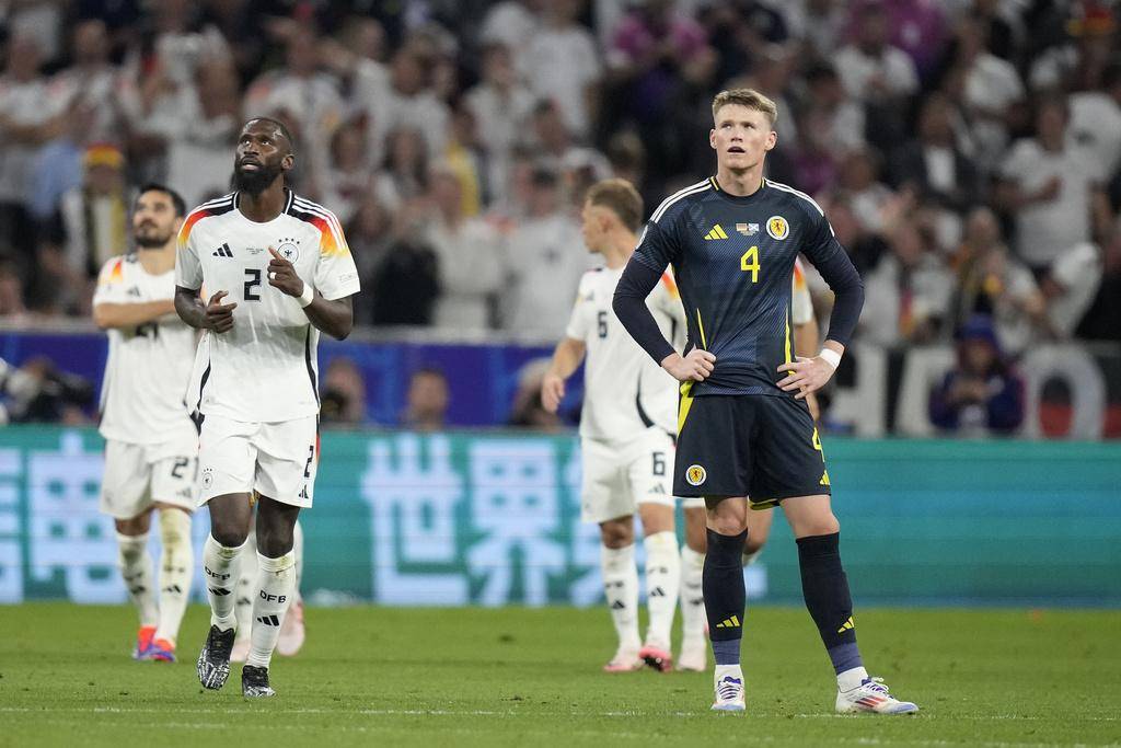 HUPU- 夺冠首场状态出色，瑞士队观众沸腾！，莱万多夫斯基重返赛场再创辉煌时刻