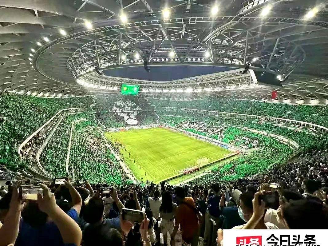 虎扑- 尤文图斯训练开放日，赛后官宣签约引观众欢呼，亚冠在即，细节决定成败