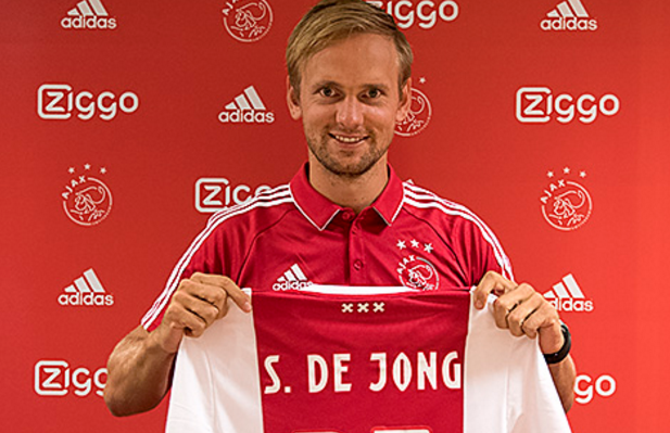 虎扑体育- 陈妍希牵着小狗气球走红毯 