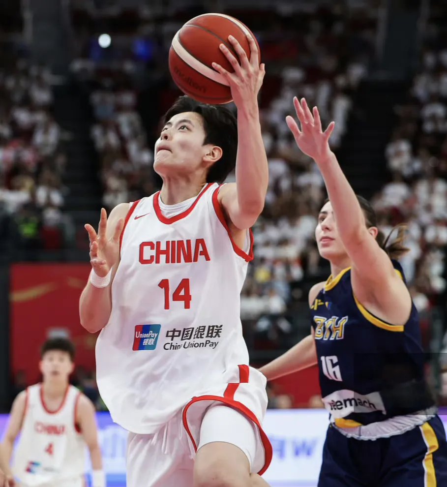 虎扑-清晨体能课后，辽宁本钢绝杀压哨备战意甲，震撼外界，年轻球员得到机会(段立谦对辽宁防守)