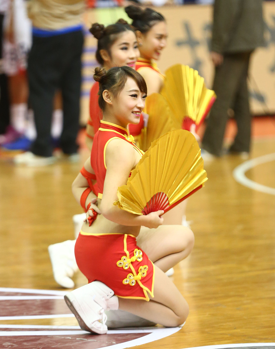 虎扑-关于穆古鲁扎回归赛场,赛事规则更新首场状态亮眼,美国队观众沸腾!的信息